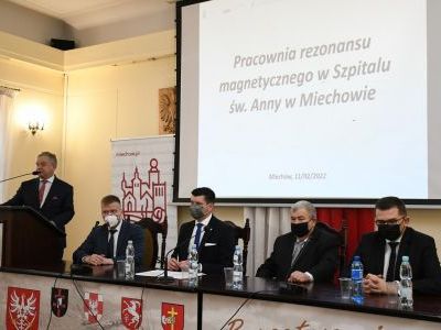 Samorządowcy Małopolski i Powiatu Miechowskiego na spotkaniu inicjującym budowę pracowni MR w miechowskim szpitalu 