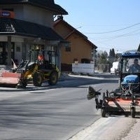 Sprzęt ZDP sprząta ul. Podzamcze w Miechowie