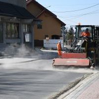 Pozimowe porządki na drodze powiatowej ul. Podzamcze w Miechowie