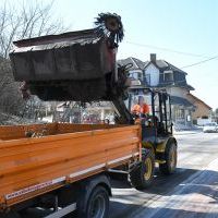 Zarząd Dróg Powiatowych w Miechowie ruszył z porządkowaniem dróg i chodników