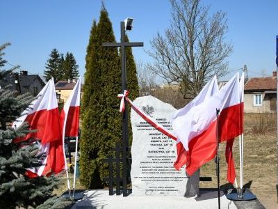 Pomnik Rodziny Baranków z Siedlisk przy Kościele św. Krzyża w Miechowie