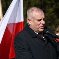 Wicewojewoda Małopolski Ryszard Pagacz na uroczystym odsłonięciu Pomnika Rodziny Baranków