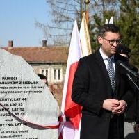 Burmistrz Miechowa Dariusz Marczewski na uroczystym odsłonięciu Pomnika Rodziny Baranków