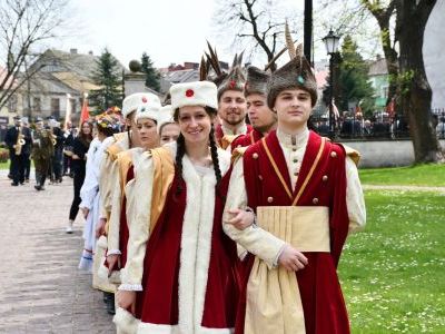 Młodzież ZS Nr 1 w strojach szlacheckich