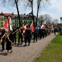 Poczty sztandarowe biorące udział w miechowskich obchodach 231. rocznicy uchwalenia Konstytucji 3 Maja