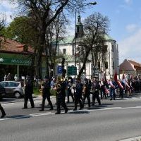 Miechowskie obchody 231. rocznicy uchwalenia Konstytucji 3 Maja - przemarsz w Rynku