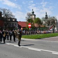 Miechowskie obchody 231. rocznicy uchwalenia Konstytucji 3 Maja - przemarsz w Rynku z udziałem orkiestry, pocztów sztandarowych