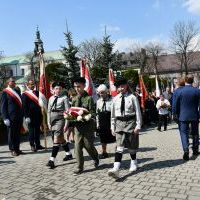 Miechowskie obchody 231. rocznicy uchwalenia Konstytucji 3 Maja - harcerze ZHP Miechów z wiązanką kwiatów