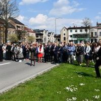 Miechowskie obchody 231. rocznicy uchwalenia Konstytucji 3 Maja - mieszkańcy i goście obchodów podziwiają poloneza w wykonaniu uczniów 