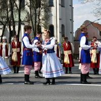 Miechowskie obchody 231. rocznicy uchwalenia Konstytucji 3 Maja - polonez w wykonaniu uczniów 