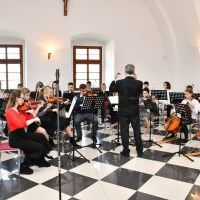 Miechowskie obchody 231. rocznicy uchwalenia Konstytucji 3 Maja - Miechowska Orkiestra Młodych Muzyków w zabudowaniach poklasztornych