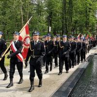 Przemarsz pododdziałów strażaków do Parku Miejskiego w Miechowie