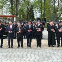 Samorządowcy i goście Powiatowego Dnia Strażaka w Miechowie uhonorowani pamiątkowymi statuetkami 