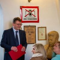 Marcin Florek, dyrektor Muzeum Ziemi Miechowskiej otwiera wystawę - Miechów. Migawki z PRL-u