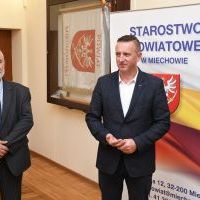 Wicestarosta Paweł Osikowski i Naczelnik Leonard Mazur życzą powodzenia uczestnikom konkursu o związkach Ziemi Miechowskiej z Jerozolimą