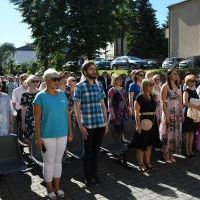 Grono pedagogiczne i uczniowie LO Miechów śpiewają hymn państwowy