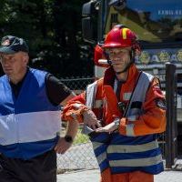 Powiatowe ćwiczenia taktyczno-bojowe w Leśnictwie Trąby - komendant KP PSP mł. bryg. Michał Majda (z lewej)