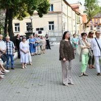 Krystyna Olchawa w otoczeniu rodziny i przyjaciół na wernisażu poświęconym jej twórczości