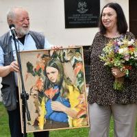 Kazimierz Olchawa wręcza małżonce namalowany przez siebie portret