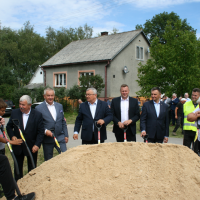 Symboliczne wbicie łopaty pod przebudowę drogi powiatowej 1183K w miejscowości Rogów gm Kozłów