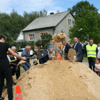 Symboliczne wbicie łopaty pod przebudowę drogi powiatowej 1183K w miejscowości Rogów gm Kozłów