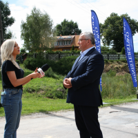 Minister Infrastruktury A. Adamczyk udzielający wywiadu Telewizji Polskiej