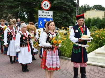 Korowód dożynkowy ustawia się do przejścia do Kościoła w Książu Wielkim