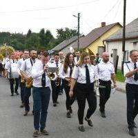 Korowód dożynkowy prowadzi Orkiestra z Książa Wielkiego