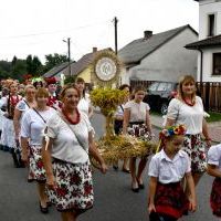 Korowód Dożynek Powiatowych zmierza do kościoła w Książu Wielkim