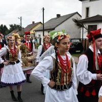 Barwne regionalne stroje ludowe na dożynkach w Książu Wielkim