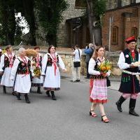 Korowód dożynkowy zmierza na stadion w Książu Wielkim