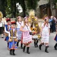 Młodzież dumnie dzierży wieniec dożynkowy