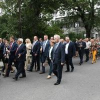 Korowód dożynkowy w drodze na stadion w Książu Wielkim