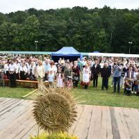 Zgromadzona publiczność podczas inauguracji Dożynek Powiatowych w Książu Wielkim