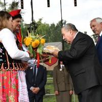 Starostowie dożynkowi wręczają Staroście Powiatu Miechowskiego chleb z tegorocznych plonów