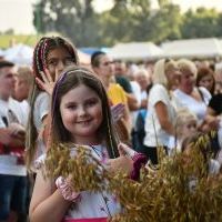 Uśmiechnięte twarze na Dożynkach Powiatowych w Książu Wielkim