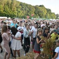 Szaleństwo przy muzyce zespołu Megustar na Dożynkach Powiatowych w Książu Wielkim