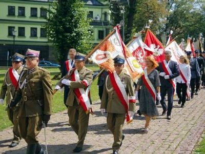 Poczty sztandarowe i delegacje zmierzają na Mszę św. z okazji Święta Wojska Polskiego