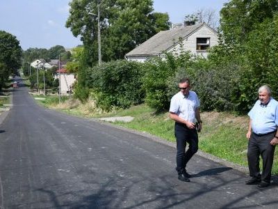 Starostowie Powiatu Miechowskiego oceniają nową nawierzchnię w Strzeżowie I