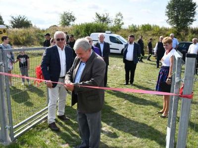 Starosta Jacek Kobyłka z samorządowcami Gminy Charsznica i gośćmi otwiera plac zabaw w Uniejowie Parceli