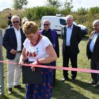 Sołtys Uniejowa Parceli Ewa Wójcik z samorządowcami Gminy Charsznica i gośćmi otwiera plac zabaw w Uniejowie Parceli