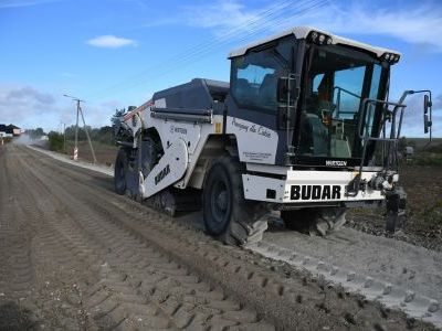 Specjalistyczny sprzęt do podbudowy przebudowywanej drogi w Rogowie