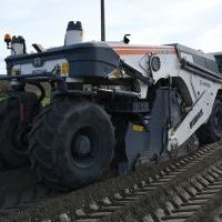 Wykonywanie podbudowy drogi w Rogowie metodą stabilizacji gruntu cementem