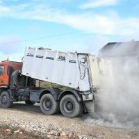 Ponad 400 ton cementu rozsiewane na podbudowę drogi powiatowej w Rogowie