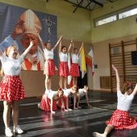 Taneczne i akrobatyczne popisy zespołu tanecznego ZS Nr 2 w Miechowie