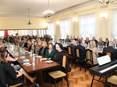 Prawie 80 nauczycieli zebrało się w miechowskim starostwie z okazji Dnia Edukacji Narodowej