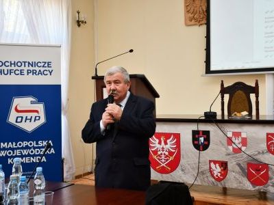 Starosta Miechowski Jacek Kobyłka wita uczestników konferencji oświatowej