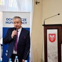Przewodniczący Rady Powiatu Krzysztof Świerczek wita uczestników konferencji oświatowej