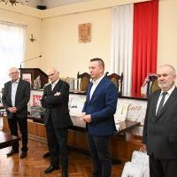 Wicestarosta Paweł Osikowski, Naczelnik Leonard Mazur i pszczelarze witają uczestników konkursu
