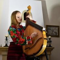 Iryna Hubiak grała na bandurze w Dworze w 
